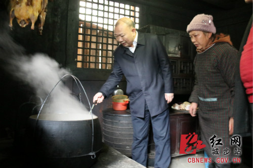 罗建南深入儒林镇看望慰问困难群众(图2)