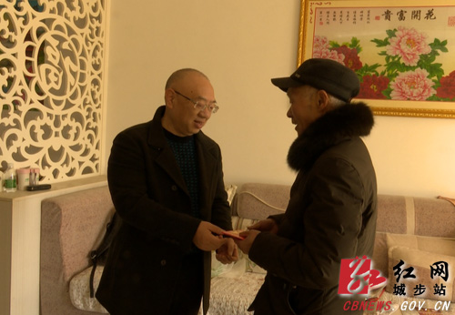 黄兆勇节前走访慰问军转干部与一等功臣(图1)