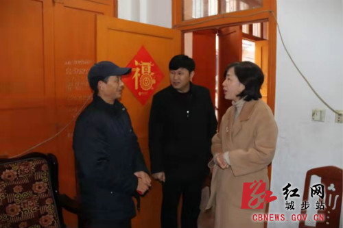 陈文华春节前看望慰问退休教师(图1)