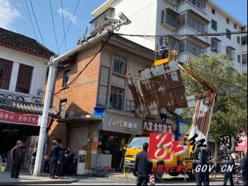 城步依法拆除16处临时违章建筑(图1)