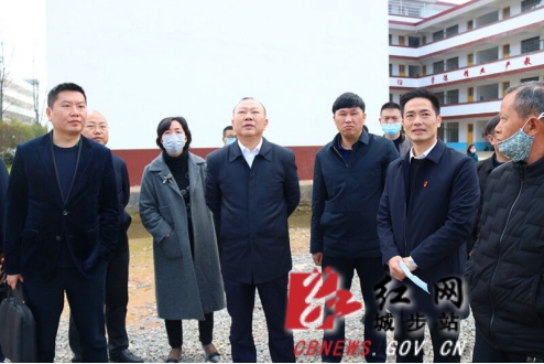 罗建南在城步二中召开专题调度会 为学校排忧解难(图1)