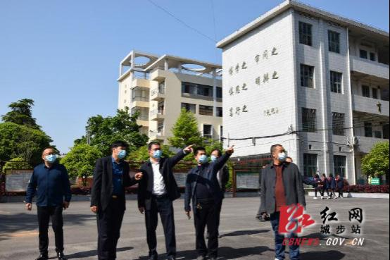 张戈锐督导学校疫情防控和复学工作(图1)