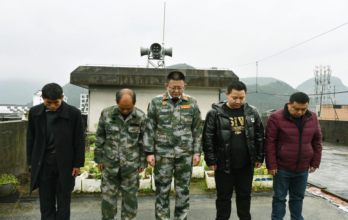 城步：鸣放防空警报哀悼抗击新冠肺炎牺牲烈士和逝世同胞(图1)