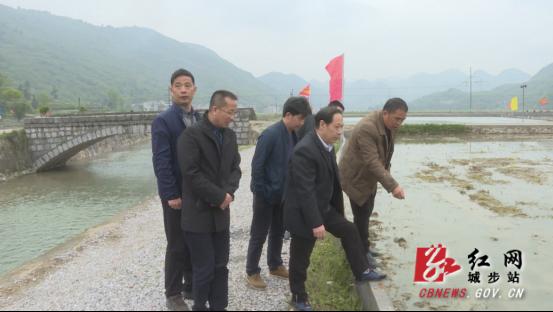 罗小林到茅坪镇调研美丽乡村建设并督战脱贫攻坚工作(图1)