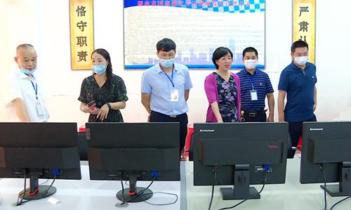 陈文华一行检查指导高考考前准备工作(图1)