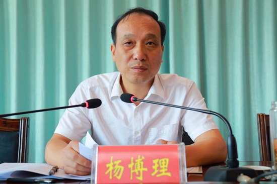 图为县委副书记,县长杨博理在会上讲话