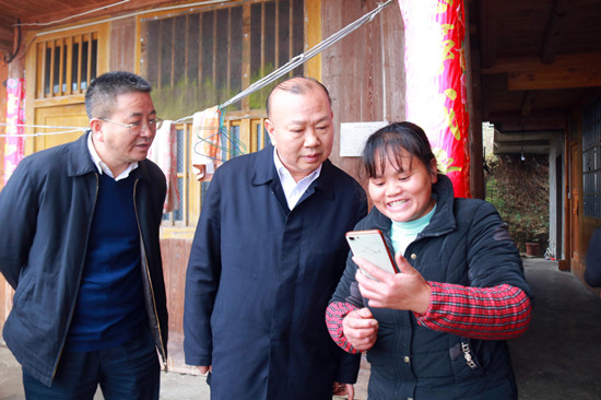 罗建南深入乡镇看望慰问困难群众(图2)