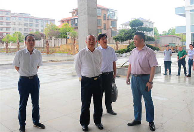 罗建南现场调度县中医医院整体搬迁工程建设项目(图1)