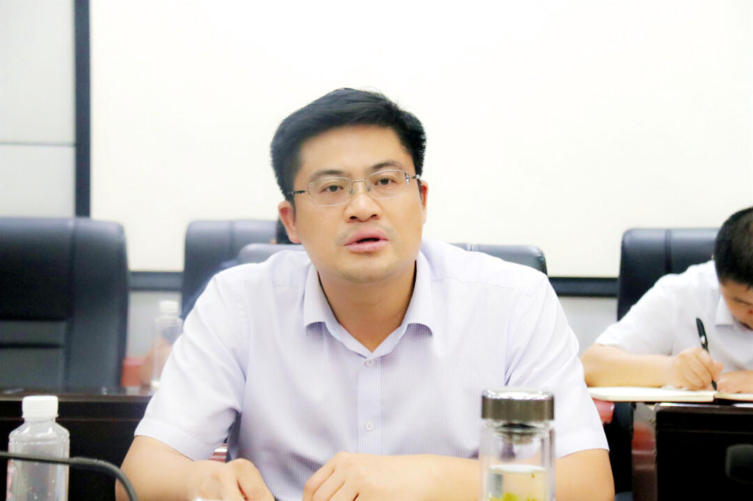 图为县委书记余勋伟在会上讲话