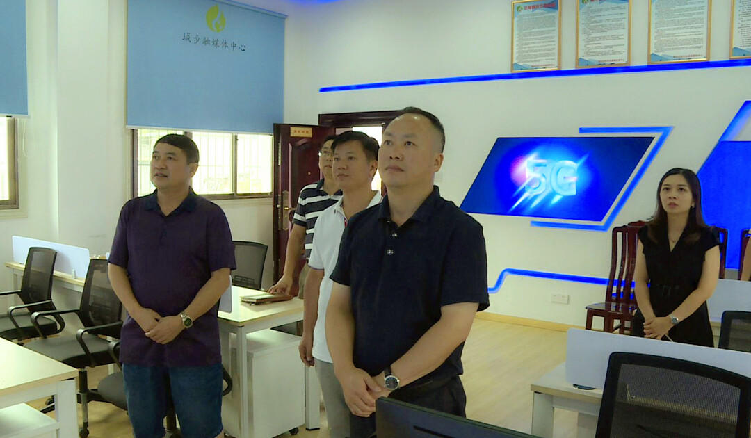 马忠华到县融媒体中心调研工作(图1)