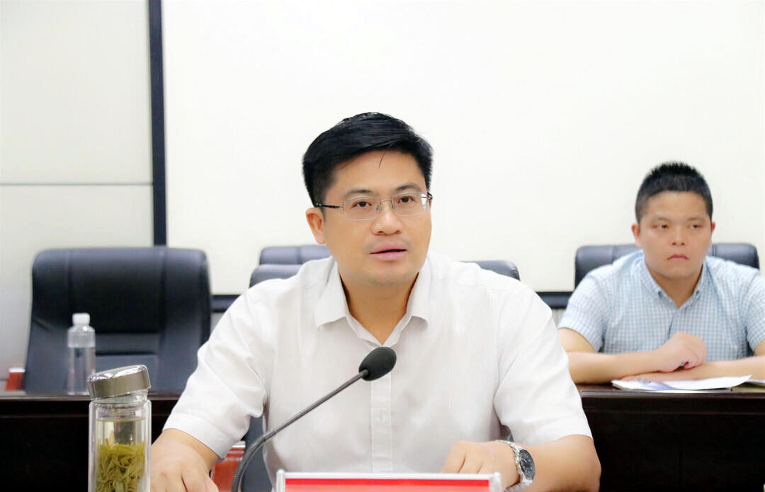 图为县委书记余勋伟在会上讲话