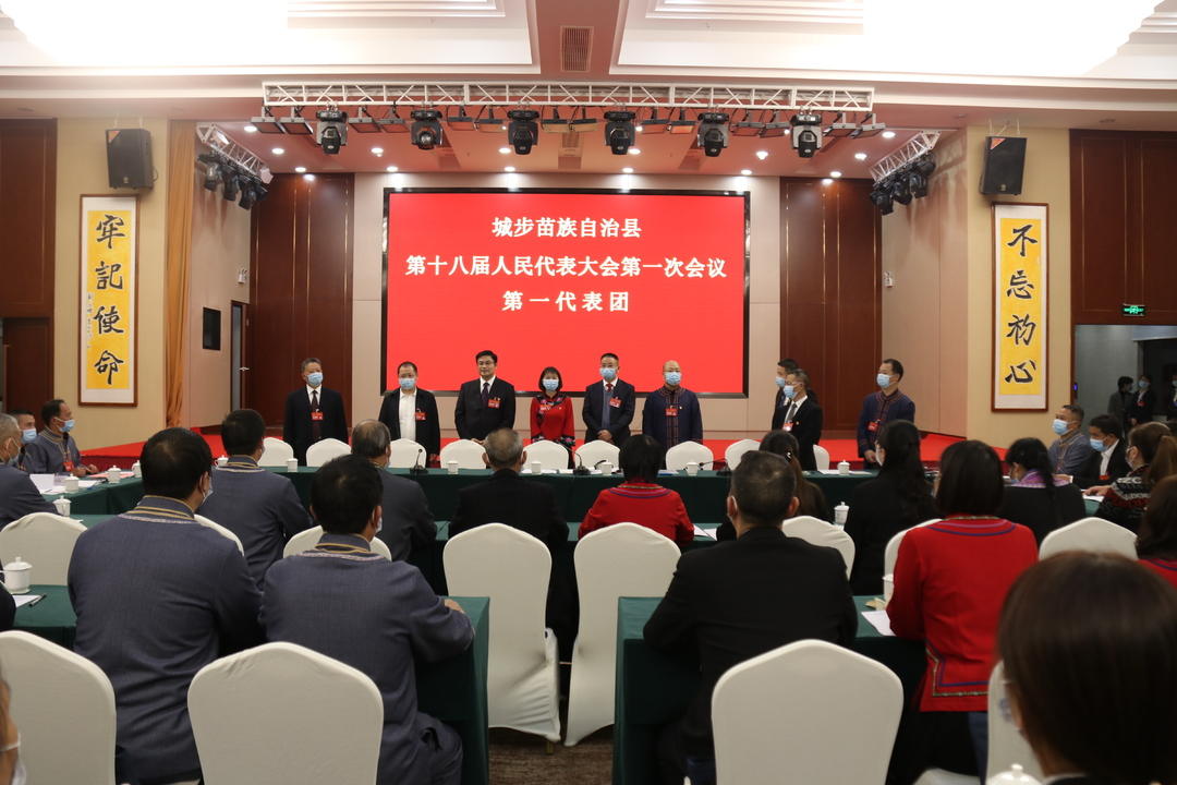 余勋伟带队看望参会人大代表(图1)