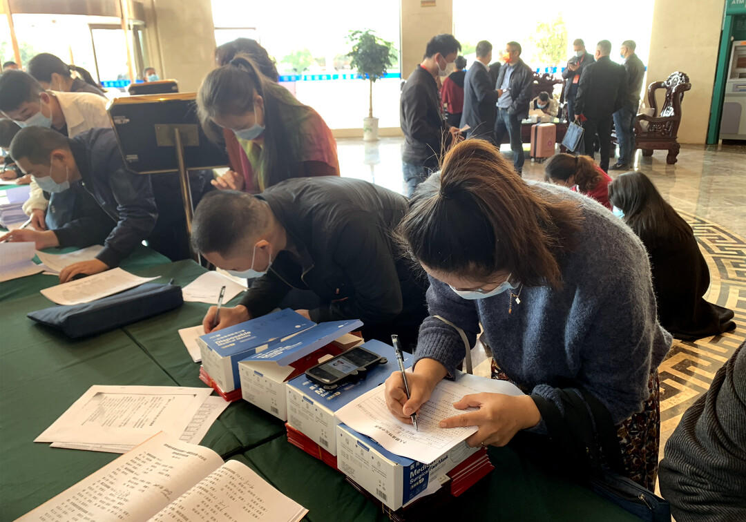 政协委员今日抵城报到 余勋伟到驻地看望参会政协委员(图1)