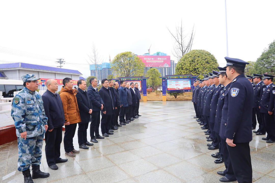 余勋伟看望慰问武警官兵、消防救援人员和一线公安民警(图1)