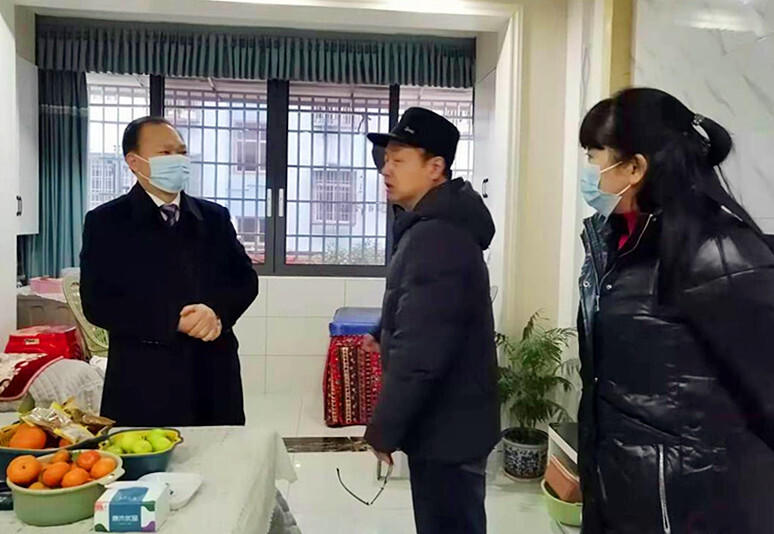唐承威看望慰问部分企业困难职工(图1)