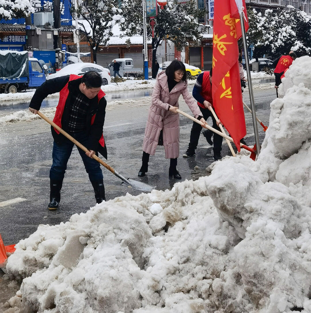 城步：广大干群及时清扫积雪 全力保障生产生活秩序(图1)