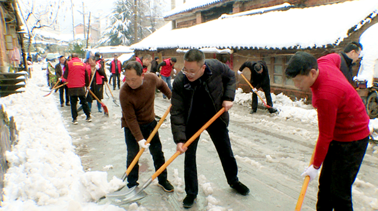 城步：广大干群及时清扫积雪 全力保障生产生活秩序(图2)