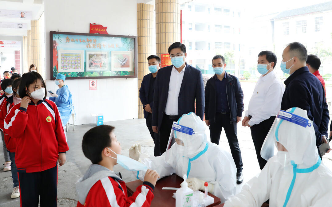 余勋伟督导县城学校疫情防控工作(图1)