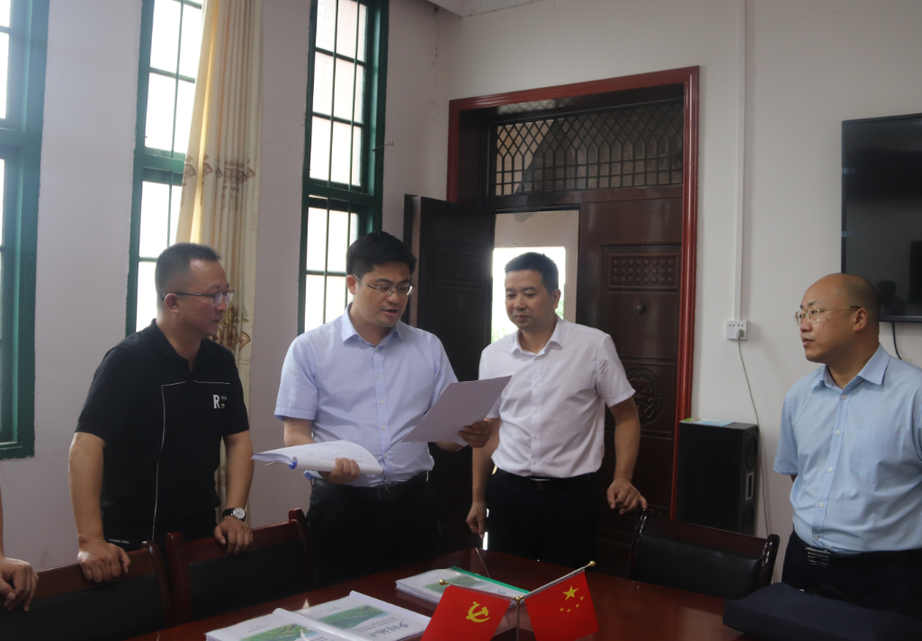 余勋伟督导巩固脱贫攻坚成果同乡村振兴有效衔接问题整改工作(图1)