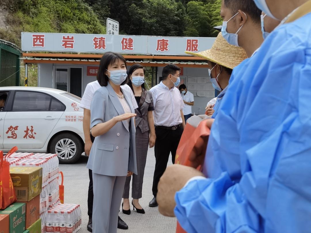 王慧敏看望慰问交通健康服务站工作人员(图1)
