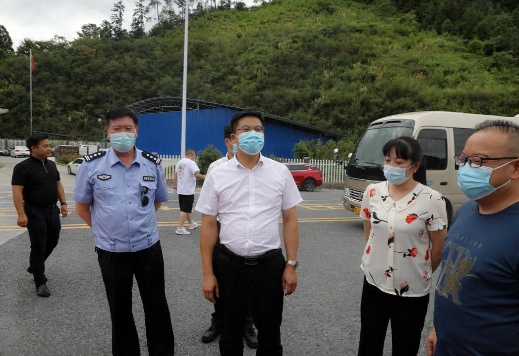 余勋伟看望慰问健康服务站一线工作人员(图1)
