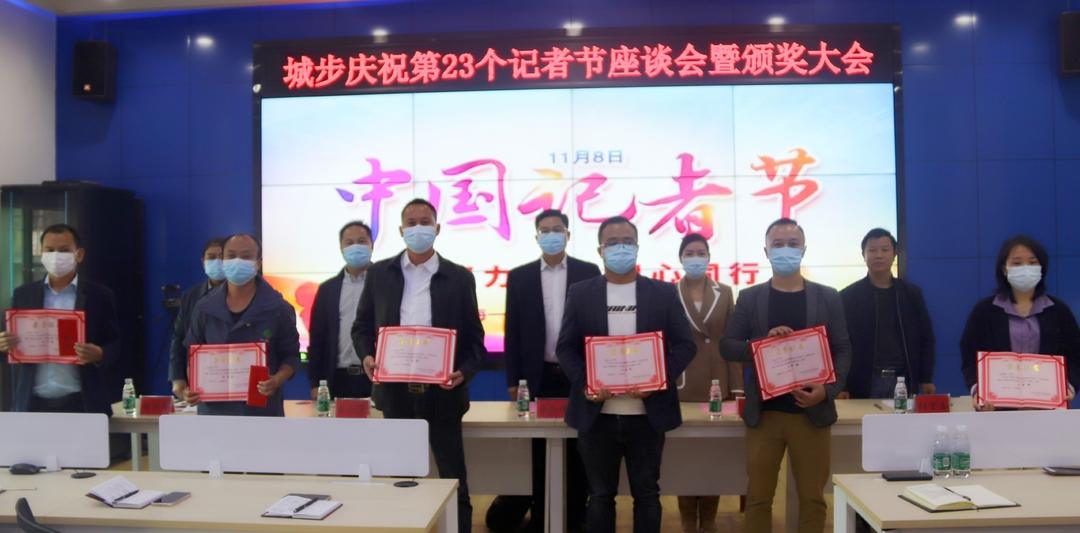 余勋伟到县融媒体中心看望慰问新闻工作者(图2)