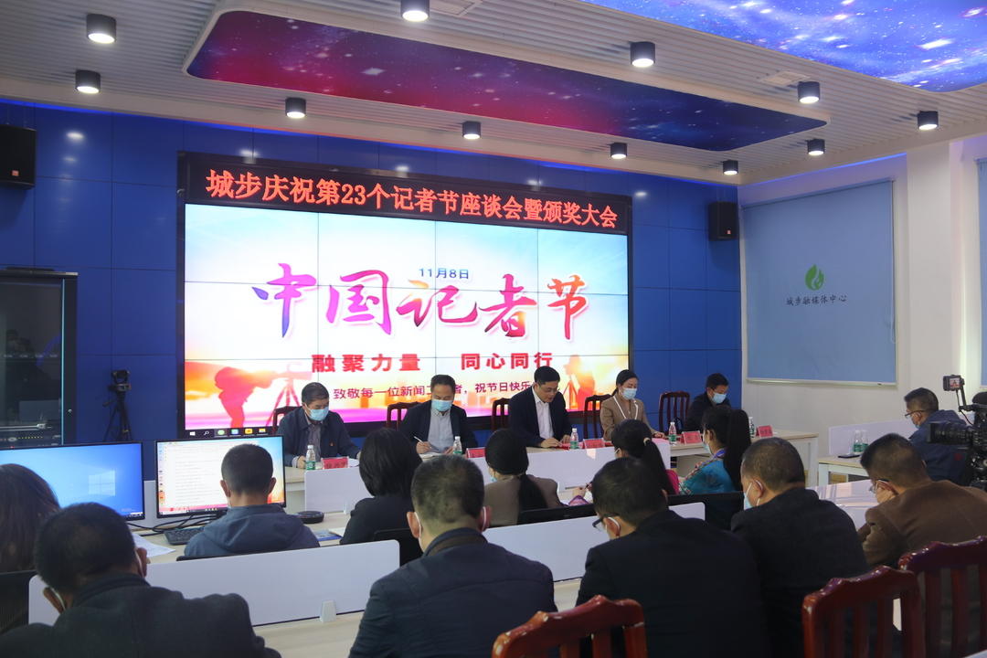 余勋伟到县融媒体中心看望慰问新闻工作者(图1)