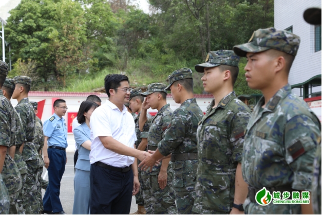 余勋伟“八一”前夕率队走访慰问驻城部队官兵、消防救援队伍和一线公安民警(图3)