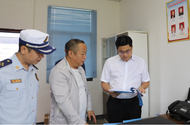 余勋伟深入企业、学校、景点督导节前安全生产工作(图1)
