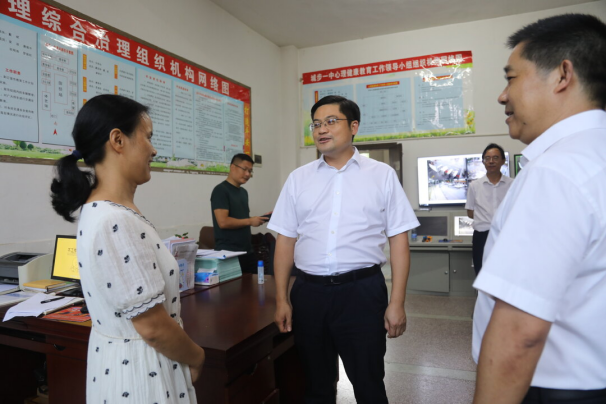 余勋伟到城步一中走访慰问一线教师(图2)