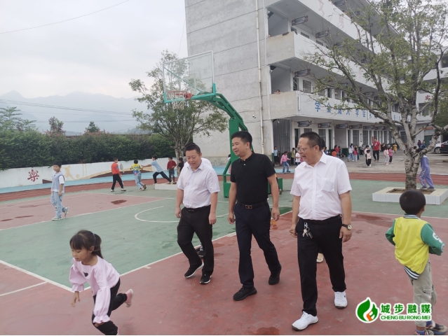 王世刚到金紫中心小学督查工作(图1)