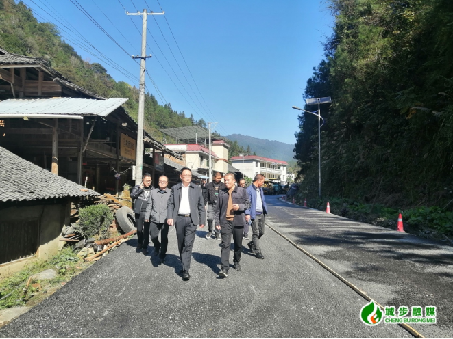 陈立发调研公路建设养护工作(图1)