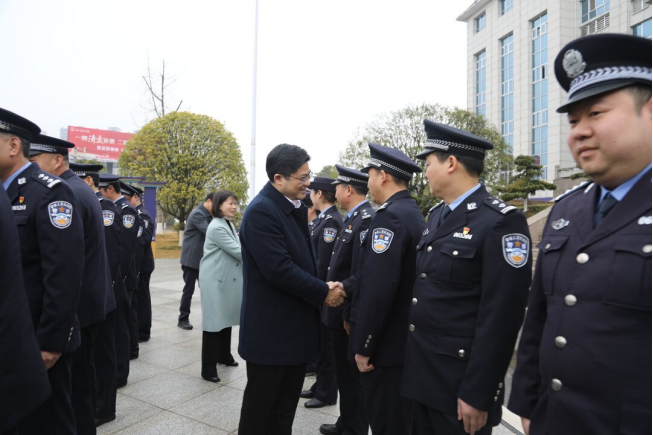 余勋伟春节前夕率队走访慰问公安民警、消防救援队伍、武警和驻城部队官兵(图1)