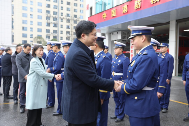 余勋伟春节前夕率队走访慰问公安民警、消防救援队伍、武警和驻城部队官兵(图2)
