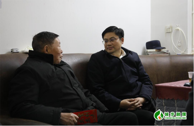 余勋伟率队走访慰问离退休干部(图3)