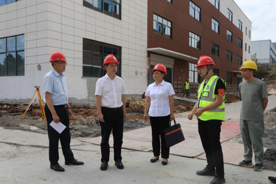 何德波调研全县重点项目和企业(图1)